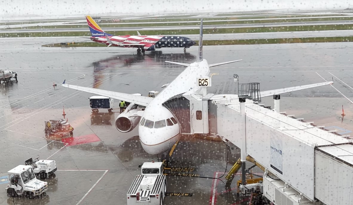 Photo of: United Airlines Airbus A320 With A Southwest Airlines 737-800 In Background