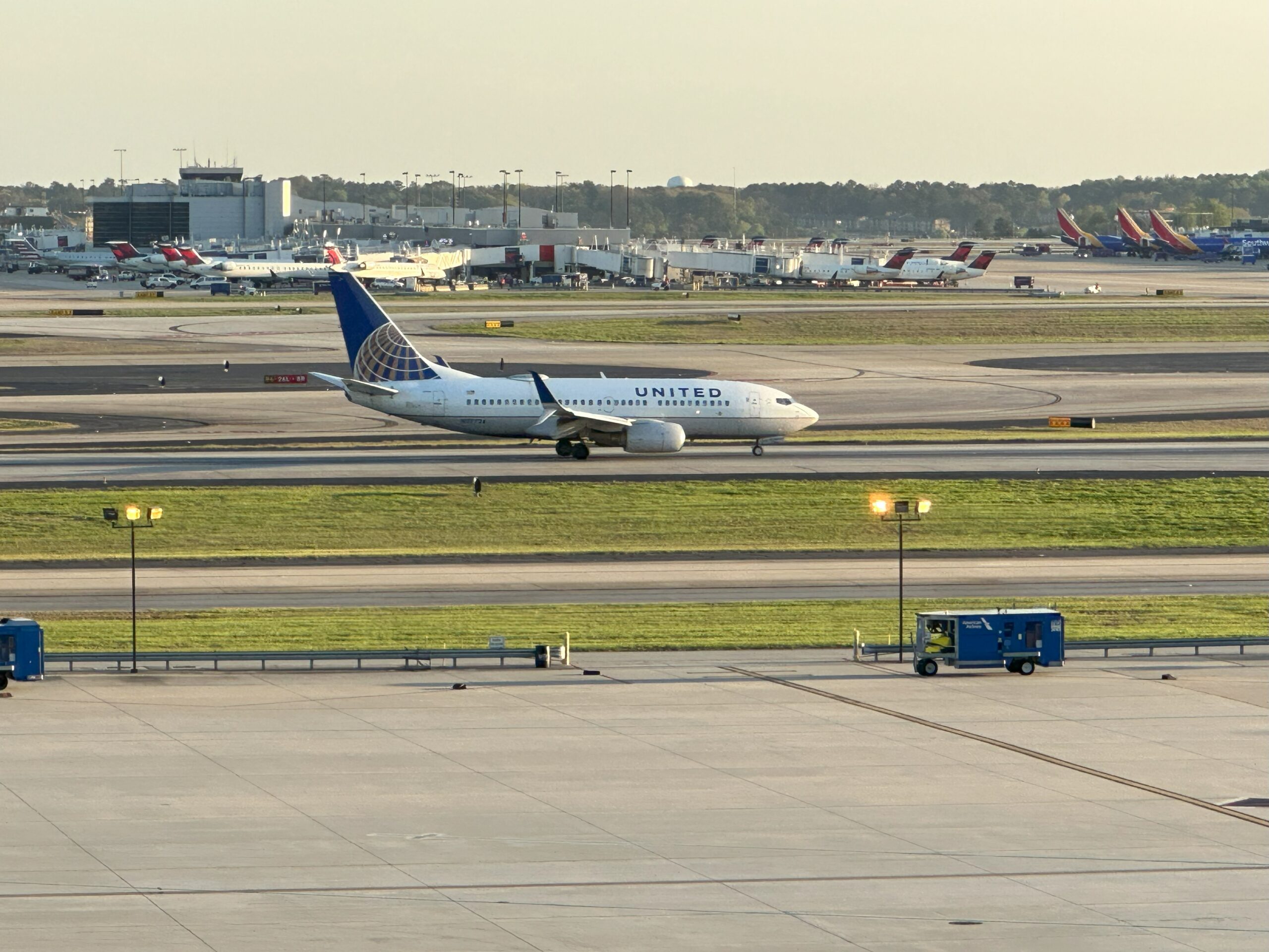 Photo of: United Airlines Boeing 737-700