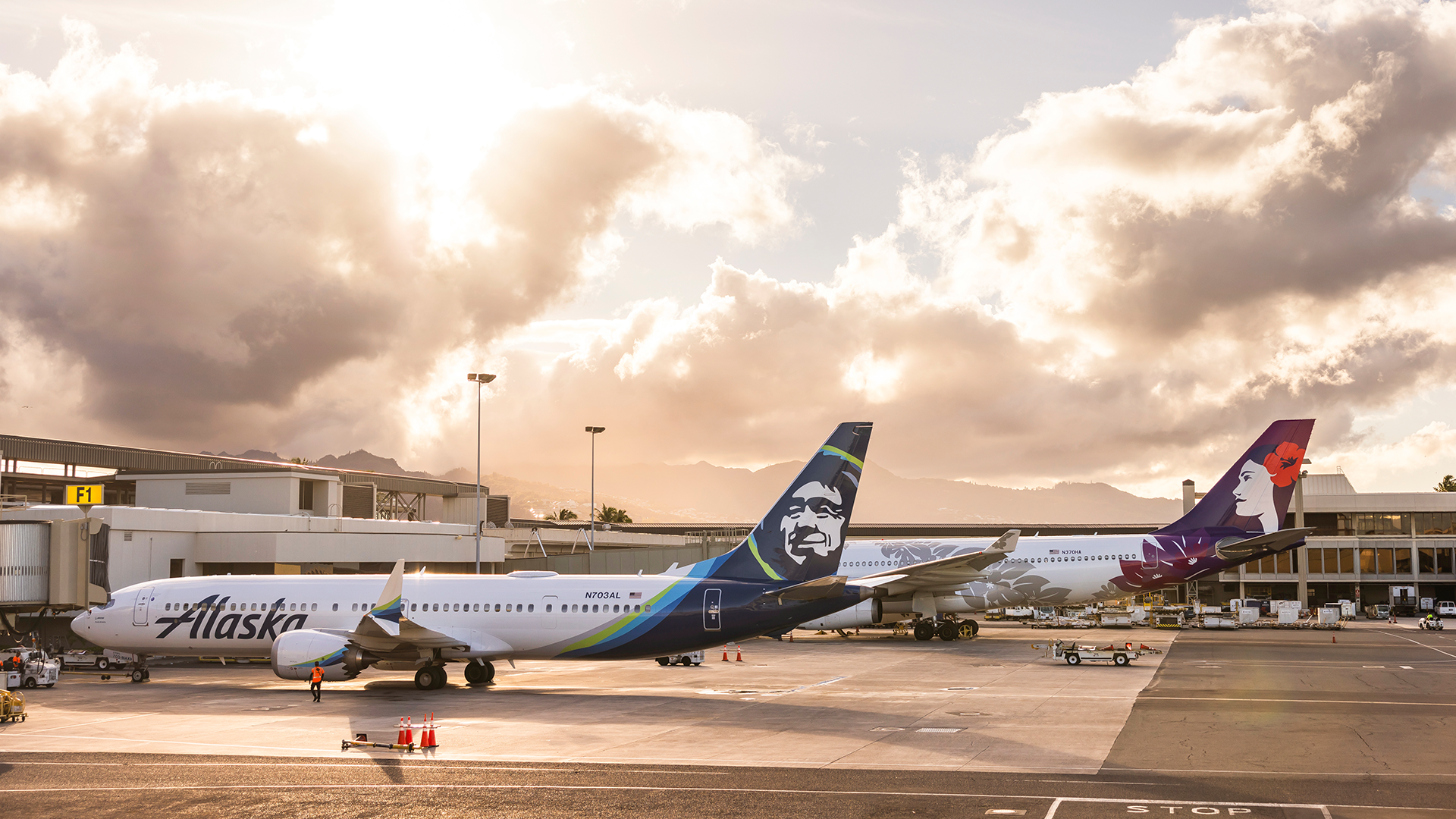 Photo of: Alaska Airlines Hawaiian Airlines // Alaska Airlines